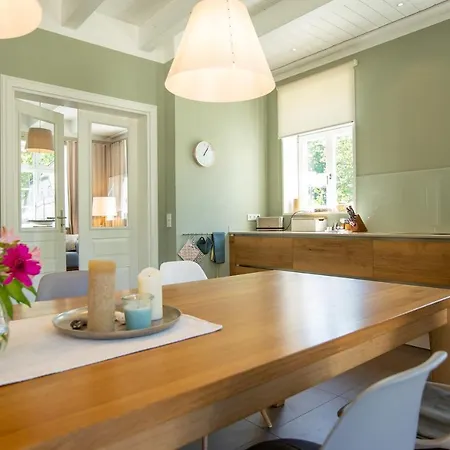 Kapitaenshaus Luv & Lee Wustrow (Fischland)